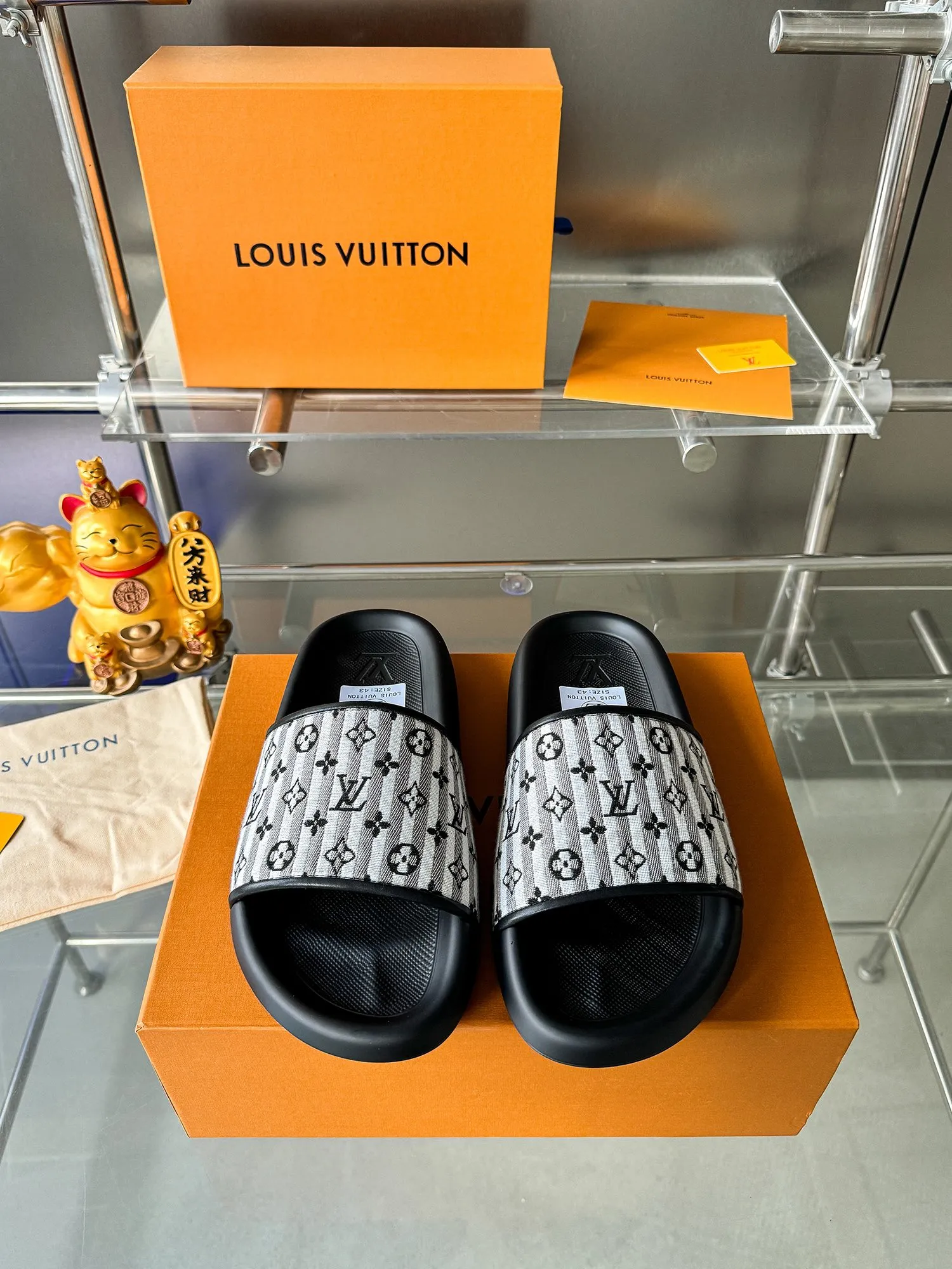 [L Home] P: 300💰 ▪️Shoe size: Women's 35-40 Men's 38-46▪️Packaging: Counter top quality~original packaging Louis Vuitton lv couple's monogram embossed slippers This season, Waterfront sandals return with a new look, and the upper buckle is embossed with Louis Vuitton's iconic Monogram pattern. Made of waterproof rubber with a comfortable and resilient insole. The lightweight, flexible outsole is embossed with the Louis Vuitton logo. Exquisitely packaged at the delivery counter 🛍📦 ▪️Fabric: Original molded rubber foam ▪️Sole: Original molded rubber foam outsole ▪️Sole thickness: 3CM.